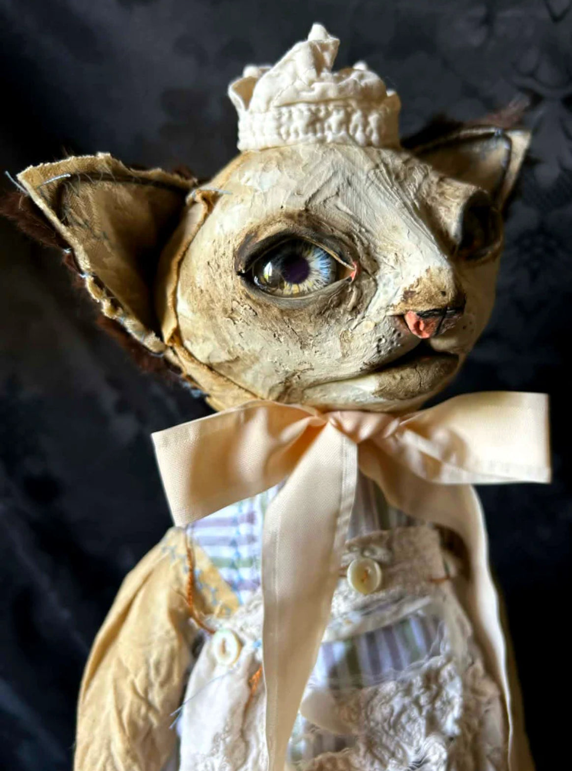 Hip hip decay 
VERLEV Cat Sculpture
