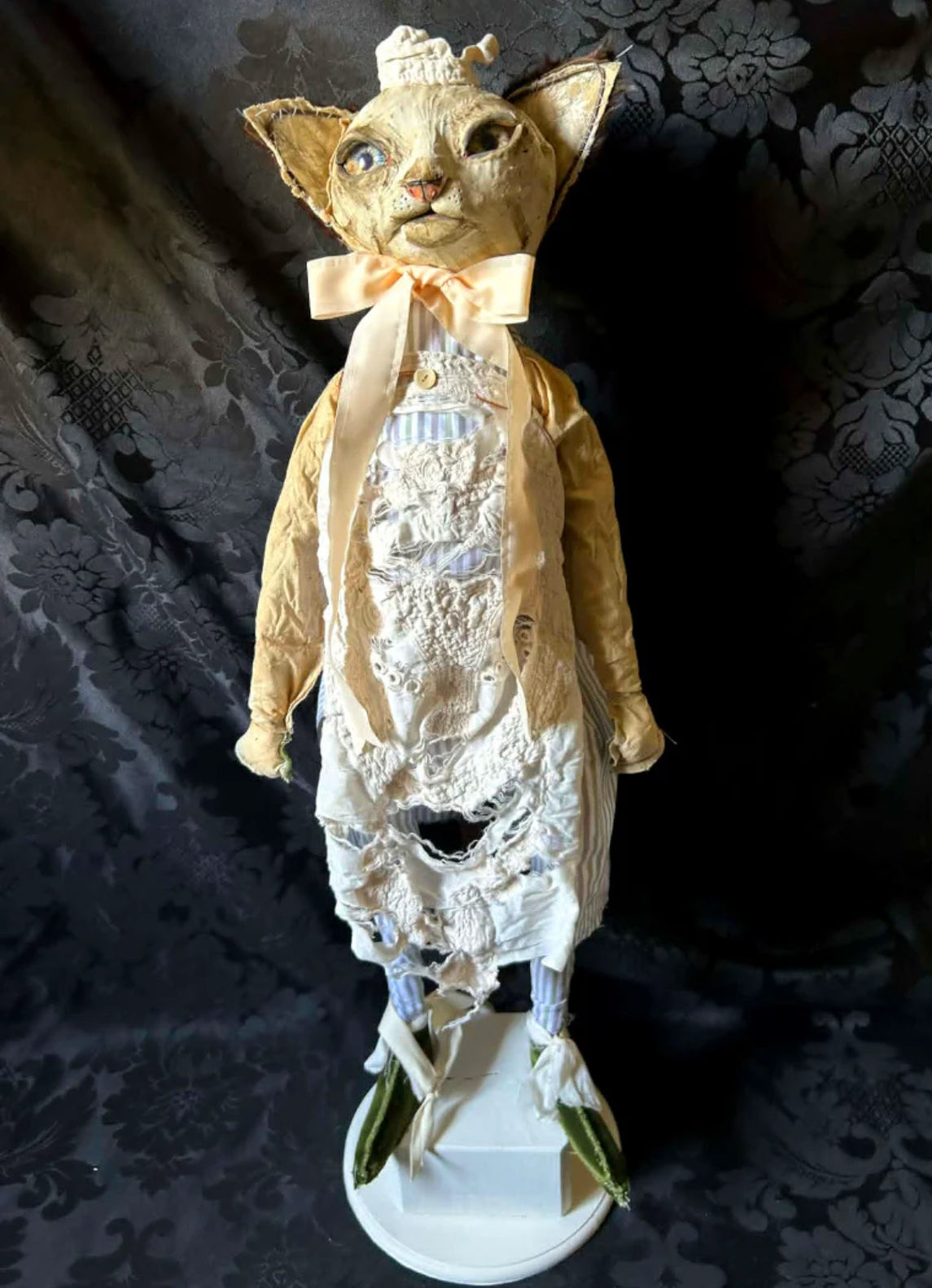 Hip hip decay 
VERLEV Cat Sculpture