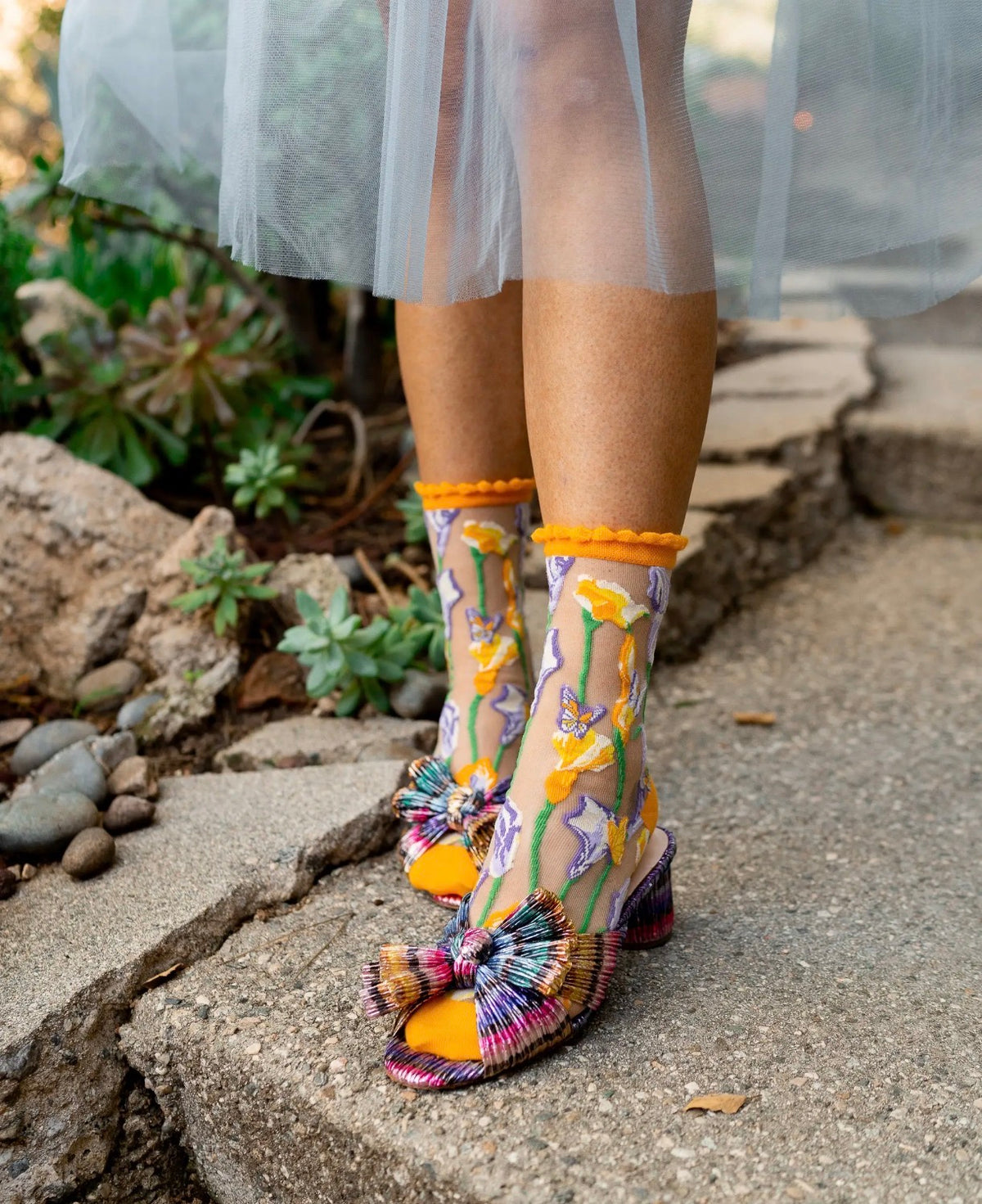 Calla lily shimmer sheer socks