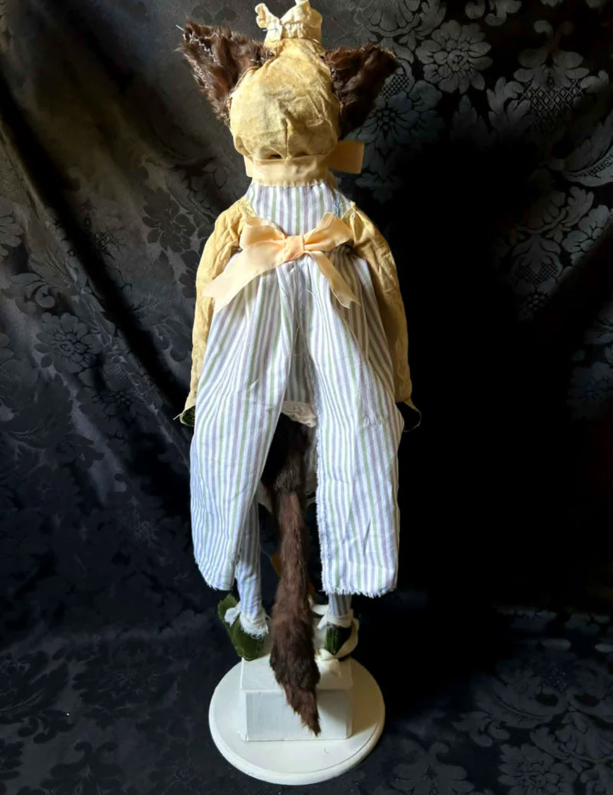 Hip hip decay 
VERLEV Cat Sculpture