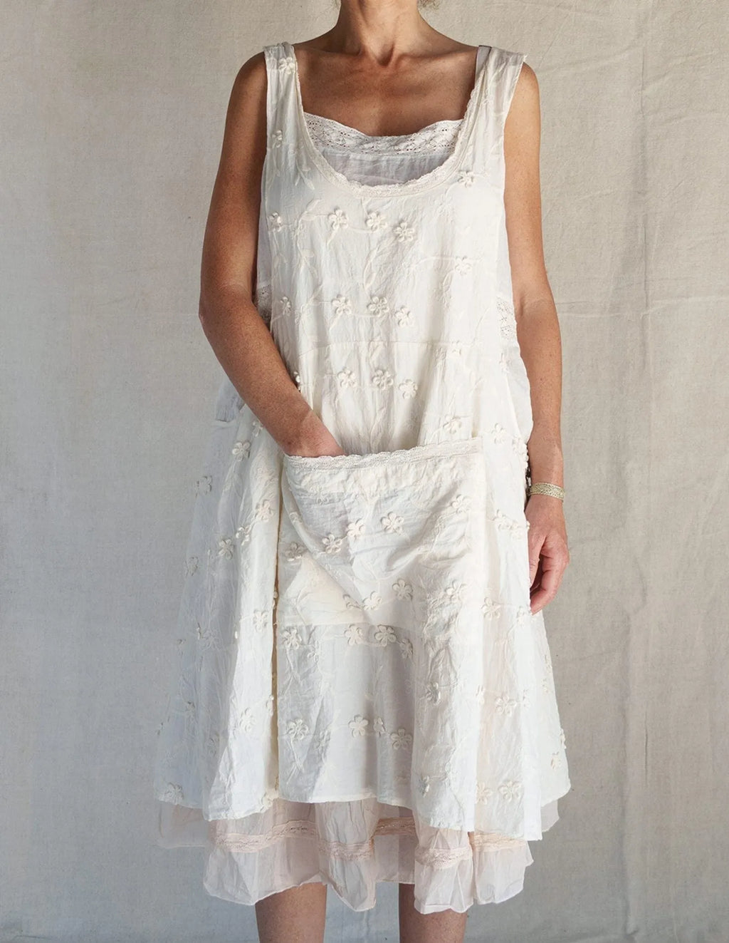 Pre order Les ours TABLIER -BRODERIE FLEURS - Stay Wild Collective  apron