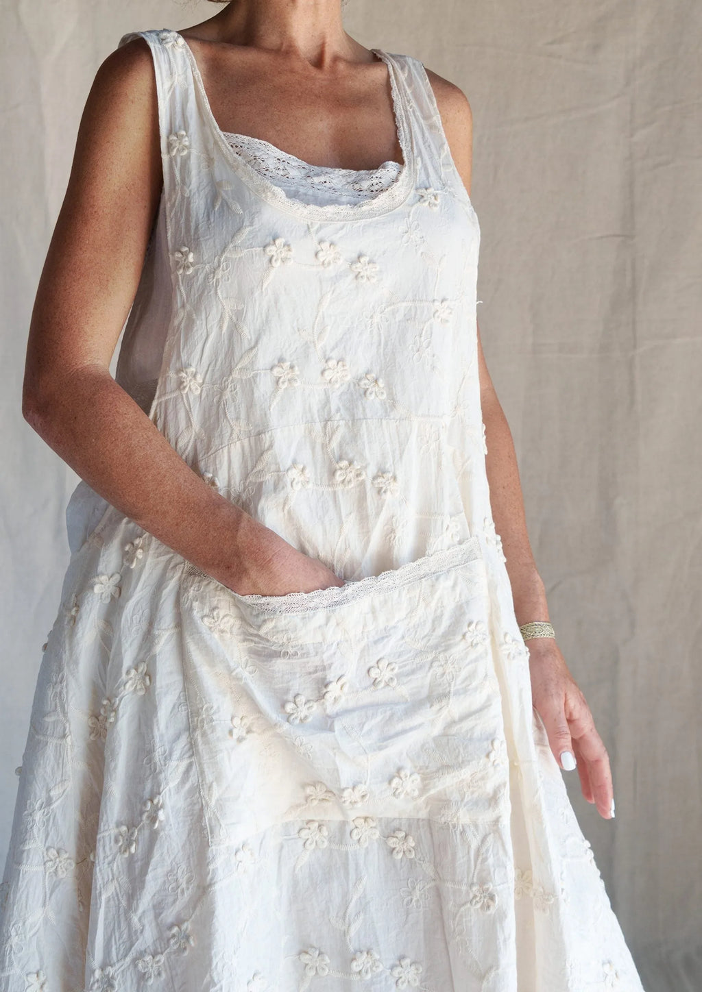 Pre order Les ours TABLIER -BRODERIE FLEURS - Stay Wild Collective  apron
