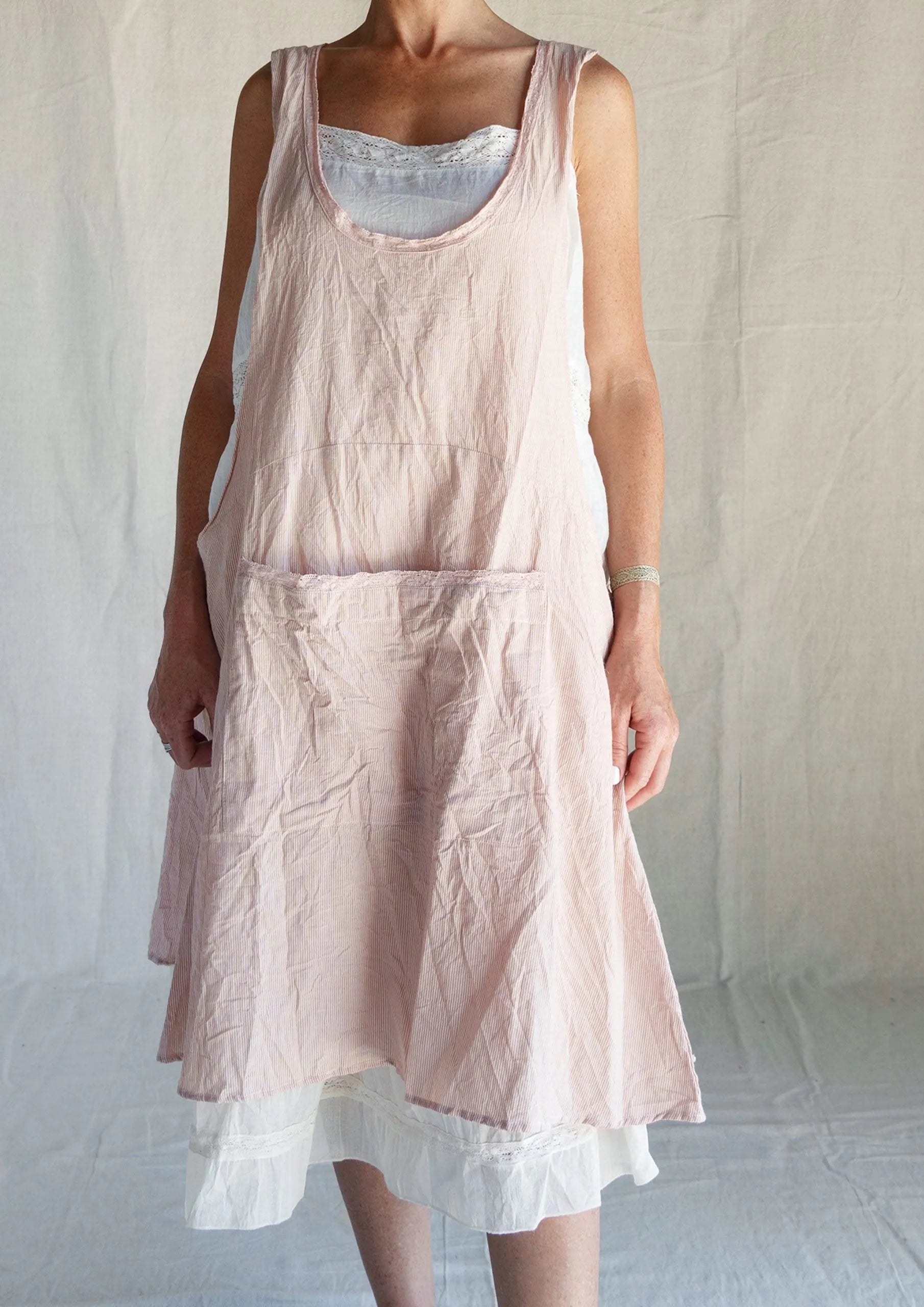 Pre order Les ours TABLIER -LIN RAYÉ ROSE - Stay Wild Collective  