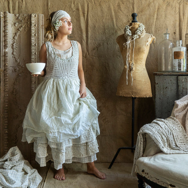 Les Ours – Romantic, Timeless, and Effortlessly Chic. Discover a world of vintage-inspired fashion with delicate details, soft silhouettes, and French bohemian charm.